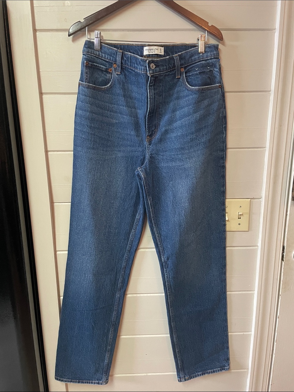Abercrombie & Fitch The 90’s Straight Ultra High-Rise Jeans Size 31.